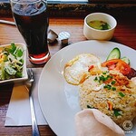 マレーカンポン - ランチ　ナシゴレン　サラダ、ドリンクバー、スープつき　全景