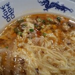 中華麺キッチン まくり with piano - アップ。餡が重くて、麺が持ち上がらない。