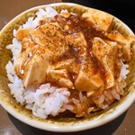 やよい軒 - 「四川麻婆豆腐とから揚げの定食」の麻婆豆腐（ご飯にかけて）