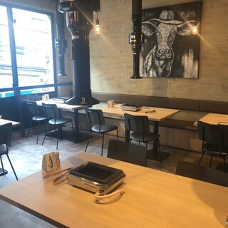 カジュアルで開放感のあるテーブル席