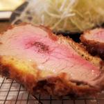 とんかつ マンジェ - 特ヘレとんかつ　黒胡椒をかける