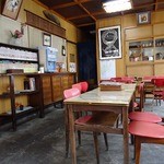 三角茶屋 - 歴史を感じるが綺麗な店内