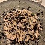 ラチュレ - イノシシのベーコンとブラウンマッシュルームのサラダ仕立て 野性味を感じるイノシシのベーコンがいい。しっかりとした食感と塩気。 生マッシュルームがたっぷり。黒トリュフをちりばめてありました。