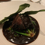 ラチュレ - 熊の煮込み 久しぶりの熊料理。歯ごたえもある煮込み方。脂まで美味しい。 クミンだったかな。エスニックの香りがしました。ソースがたっぷり。 ほうれん草にたっぷり付けていただきました。さすがシェフ！