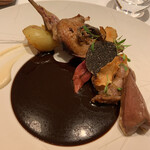 ラチュレ - ベキャスのロースト　サルミソース（＋料金） 太ったベキャス。激美味しい。シェフのサルミソースが大好き。臭みがまったくなく、ベキャスを感じるソース。 頭、モモ肉、足まで、かぶりつきました。ささみも好み。フォアグラ、ジャガイモ、根セロリのピュレ。 バランスがいい。大満足の一品。