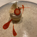 ラチュレ - 桜のデザート 苺とぎゅうひ。少し塩味を感じるのがまたいい。 もうすぐ春ですね。