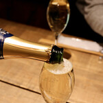 餃子とスパークリング バブルス - こぼれスパークリング