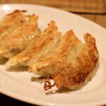 餃子とスパークリング バブルス - 焼き餃子