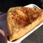 定義とうふ店 - かけ醤油をかけて〜。
      その後、た〜ぷりのにんにく七味を掛けるのが好み。