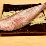 道人 - 朝締めされた淡路産の虎河豚は4kgの大物。これを厚めに切り分けたお造りと思いきや、石焼きにして頂きます。