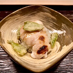 道人 - 蕗の薹の天麩羅、白子の飯蒸し〜軽く焼き目を入れたとびっきりの白子を飯蒸しにして、トロっとろの濃厚さが口いっぱいに広がる。蕗の薹の天麩羅はキリリとしたアクセント。
      