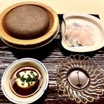 道人 - 朝締め淡路産虎河豚の石焼き〜虎河豚を捌くご主人の手が慎重で鈍いと思ったら、綺麗な白身の虎河豚はまだ生きておりピクピクしている。