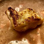道人 - 焼き物〜シラカワ（白甘鯛）の焼き物が、こんなにふわふわなのは初めて。ご主人によると、西京漬の焼き物だと硬くなるので、水で薄めて氷で締めるとのこと。