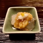 道人 - 小鉢〜ぷりぷりの伊勢海老に、軽い塩加減の海鼠子（海鼠の卵巣）と刻み山芋。お酒にしたいのはやまやまだが。
      