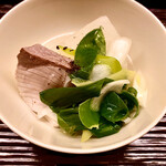 道人 - 寒鰤（舞鶴）、淀大根の鍋〜今の時期、氷見から舞鶴に移動した寒鰤は絶品。それに蕪と見紛うような淀大根の食感と香りが魅力的。