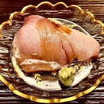 道人 - 大きな寒鰤なのでお代わりはもちろん、お造りを希望すると、サッと捌いて頂く手際良さ。お造りも美味しそうだったので嬉しい〜。