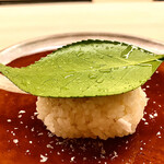 道人 - 椿餅（道明寺）〜見た目も美しい椿の葉。ちょっと水滴を垂らした気遣いがまた素晴らしい。