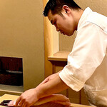 道人 - 大きな虎河豚を捌くご主人（中島さん）。捌く立ち姿も雰囲気がある。