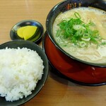 うま屋ラーメン - 特製ラーメン、ライス、つけもの