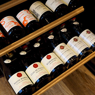 Approximately 800 brands are available. There are also wines suitable for the “Chevalier” glasses.