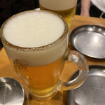 Yakitori Yoneda - とりあえず生ビールで乾杯
                        
                        たくさん歌ったから今日はルービーから…
                        
                        プワーッ！　半分まで一気…