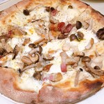 カフェ モスクワ - ポルチーニ茸と木の子達のピザ