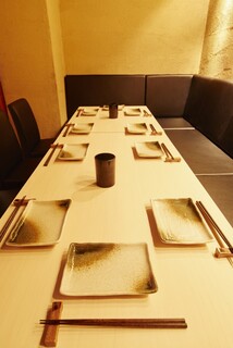 Yakitori Rin - 最大8名様まで利用可能なテーブル席