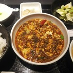 覇王 - 麻婆豆腐定食1000円 ハイレベルな美味しい麻婆豆腐。そんなに辛くないです。ランチ時空いてるのに詰めて案内されたのが少し勿体無いです。サラダは微妙、ザーサイと杏仁豆腐は美味しいです。