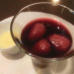サルキッチン - 「イチゴの赤ワインスープ」：イチゴは艶やかな食感♪アングレーズソースをつけて頂きます♪
