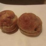 サルキッチン - 「グジェール」(アミューズ)：一口サイズのシューの中にオリーブ、ケイパー、クミンを和えたソース！