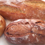 ハナカゴ - じゃがいもパン（左）クラシック全粒粉（上）赤ワインのパン（下）