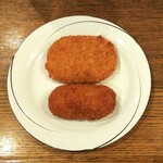 ディオ - 牛コロッケ(税抜)37円　と　カニクリームコロッケ(税抜)37円を盛りつけました(2020.02.12)