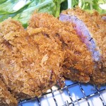 牛かつ 宮下 - 牛カツ部分アップです…1枚肉ではありません…
一口カツが横に2枚並んでる感じです…