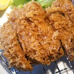 牛かつ 宮下 - 左から4切れで一口カツサイズが1個ともう1サイズのカツが2個並び…