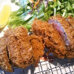 牛かつ 宮下 - 左の牛カツ4カット…右の牛カツ5カットかな…？
2つに分かれてるの見えますよね…？
こんな牛カツ初めてでした(^_^;)