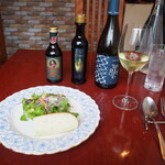 生パスタ専門店 レヴァーロ - 本日のサラダ、フォカッチャ、白ワイン