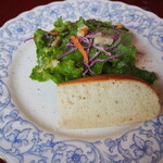 生パスタ専門店 レヴァーロ - 本日のサラダ、フォカッチャ