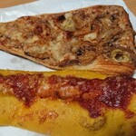 ブーランジェリー・イアナック - 奥が生ソーセージとグリーンオリーブのパイ、手前が
                                サルサチョリソ