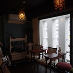 ジェラート専門店 レヴァーロ - 店内（小さなテーブル席）