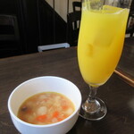 三日月 - 白いんげん豆のスープとオレンジジュース