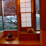Nakamura - 【H24.4.14】窓の外、お堀の向こうには桜が見えます♪