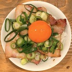 いかれたヌードル フィッシュトンズ - ・イベリコ豚吊るし焼きごはん300円
      ・卵黄 100円