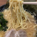 横浜家系ラーメン 鶴乃家 - 豚骨醤油ラーメン。麺にこだわりあり。