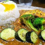 スープカレーわたなべ - 温泉卵と野菜の牛豚鶏キーマカレー900円