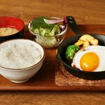 ハンバーグ専門店Hassaku - 目玉焼きトッピング