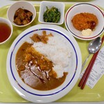 新潟大学生活協同組合 第１食堂 - カレーライス（中）＆ 十勝牛とろコロッケ ＆ 薩摩ハーブ鶏のレバー煮 ＆ ほうれん草のゴマあえ