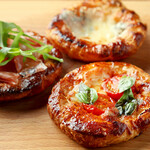 Crispy texture and melty cheese! “Pizza” is a puff pastry pizza that has been loved for over 10 years.