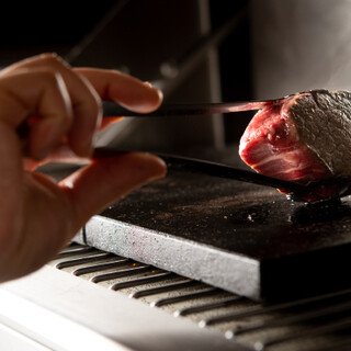 一枚ずつ丁寧に、溶岩プレートでやさしく焼き上げる出汁ステーキ