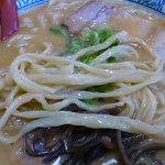 ひかり食堂 - 味噌そばはやや太めのウエーブ掛かった平打ち麺