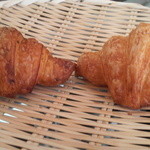 ハナカゴ - トマトのクロワッサン（左）クロワッサン（右）